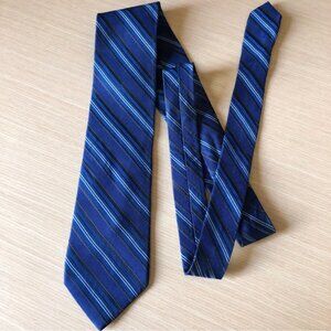 💕2/$30 💕Calvin Klein 100% Silk Blue Striped Patterned Tie